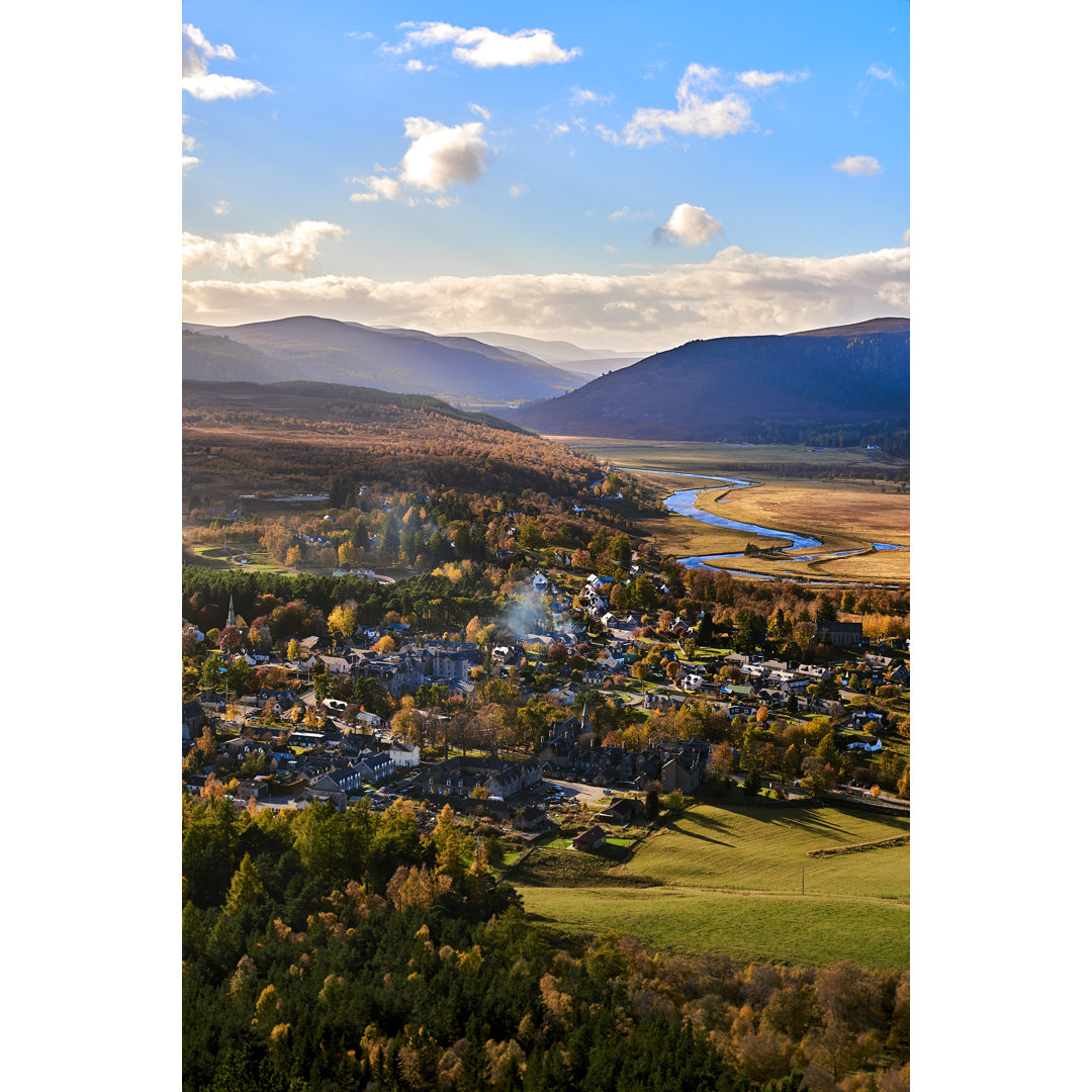 Cairngorms of Braemar Village von Lucentius - Leinwand Leinwandbild