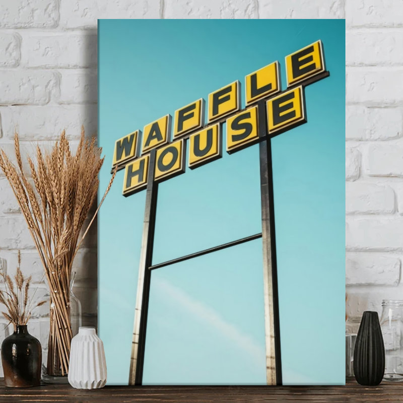 Panneau routier Waffle House sur fond de ciel dégagé - Impression typographique sur toile tendue sur châssis, 91,4 cm (H) x 61 cm (L), prête à accrocher