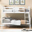 Lit simple superposé au-dessus d'un lit double en blanc pour la chambre à coucher - et sécurisé avec équipement de construction stable-432463080