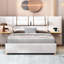 Grand lit tapissier en velours beige