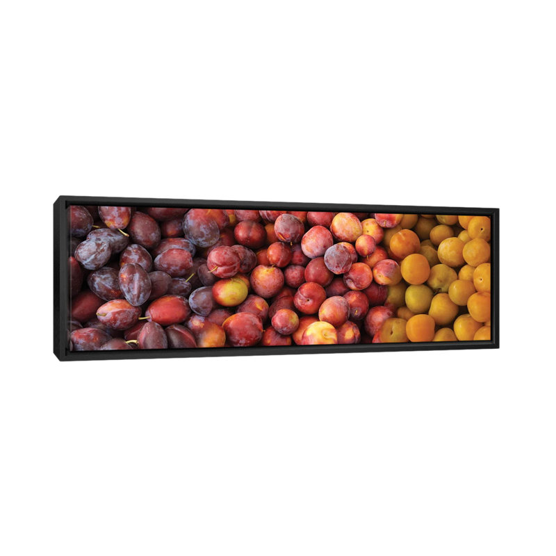 «Gros plan sur des prunes assorties à vendre», reproduction de photo sur toile, H 12 po x l 36 po x P 1,5 po