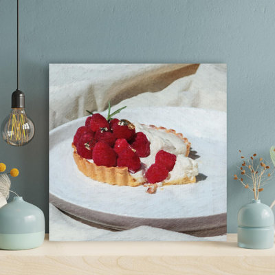 Fraise sur une plaque de céramique blanche - reproduction d'art graphique carré sur toile tendue