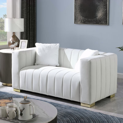Un canapé-lit moderne sur un Chesterfield traditionnel, couleur blanche, causeuse