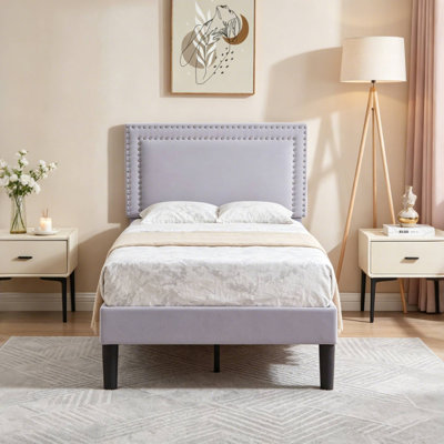 Lit plateforme simple tapissier en velours gris clair avec tête de lit réglable, base de lit moderne avec lattes de bois, aucun sommier tapissier requis