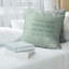 Coussin à la main-1296476387-1296476394-1250342624