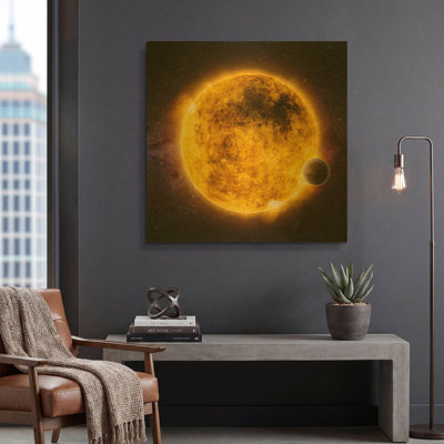 «Older Sun-Like Star» par NASA Space Photos, art mural en métal doré, 36 po x 36 po