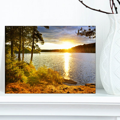 Magnifique vue du coucher de soleil sur le lac - reproduction de photo de lac