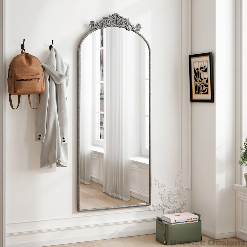 Miroir mural pleine grandeur arqué avec applique sculptée ornée rétro sur le dessus, Argent antique