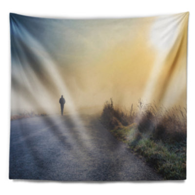 Paysage avec silhouette d'homme tapissé de brouillard