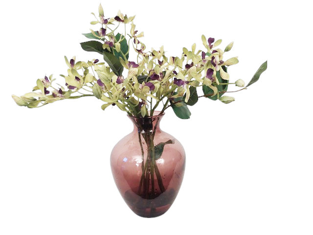Mini-orchidées vertes et mauves dans un vase en verre