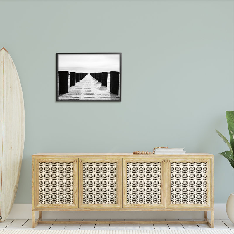 «Winter Dock Snowy Beach» par Aledanda - photographie sur bois, H 24 po x l 30 po x P 1,5 po, Giclée encadrée noir minuit