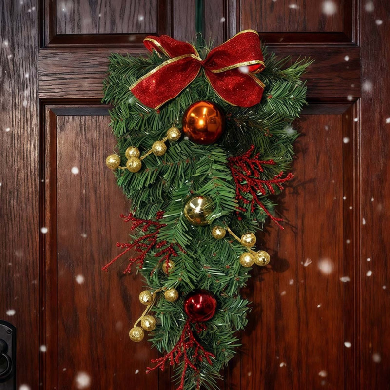 Guirlande de Noël artificielle avec des pommes de pin et un ruban à suspendre à une aiguille de pin