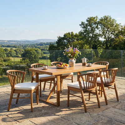 Ensemble de salle à manger d'extérieur en bois d'acacia Clyne pour 6 personnes avec chaises de style Windsor et plateau à lattes