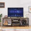 Meuble télé Pridgen pour téléviseur de 65 po avec prises de courant, centre de divertissement gris rustique avec tablettes de rangement ouvertes pour téléviseurs de 65 po ou moins, console média industrielle avec station de charge pour le salon, la chambre à coucher et l’appartement-732571062-732455202