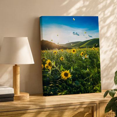 Toile, "Un paysage ensoleillé et vibrant avec un fond vert luxuriant sous un art mural, un ciel bleu vif parsemé de nuages blancs moelleux"
