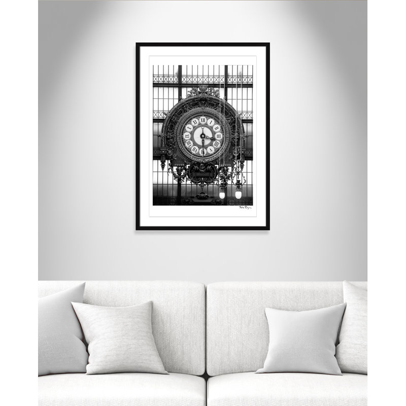 Horloge dorée du musée - impression de Paris par Mike Ragan, Papier avec cadre simple noir, Blanc / Blanc