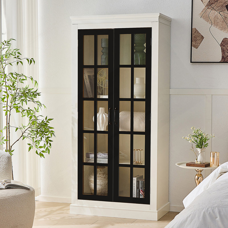 Garde-manger autoportant de 71,2 po avec porte vitrée, tablettes réglables et présentoir de style campagnard rustique pour une utilisation dans plusieurs pièces.