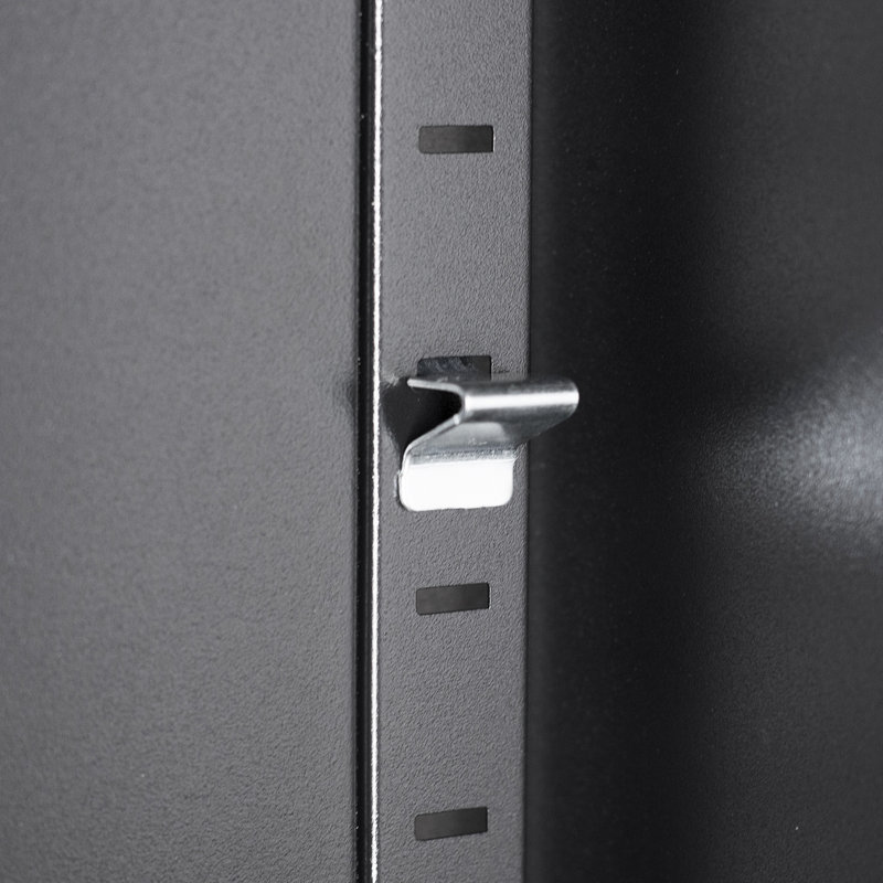 Armoire en métal pour le garage. 2 portes verrouillables, 1 tablette réglable, tiroir ouvert. De rangement mural pour outils de style moderne. Fabrication, finition noire,