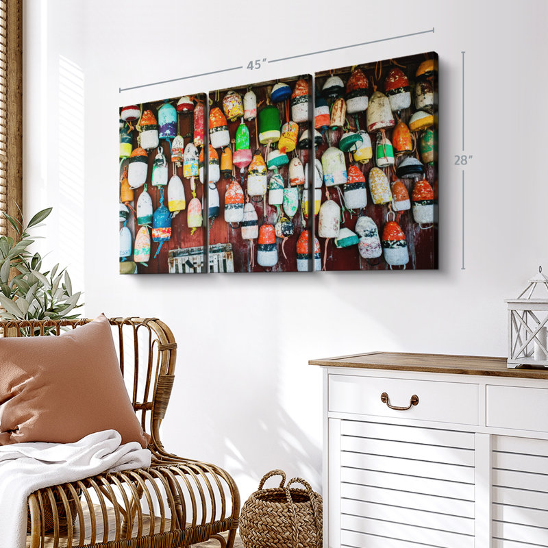 «Hanging Lobster Buoys», 3 pièces sur toile, H 28 po x l 45 po x P 1,25 po