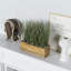 Herbes vertes artificielles en pot d'acacia