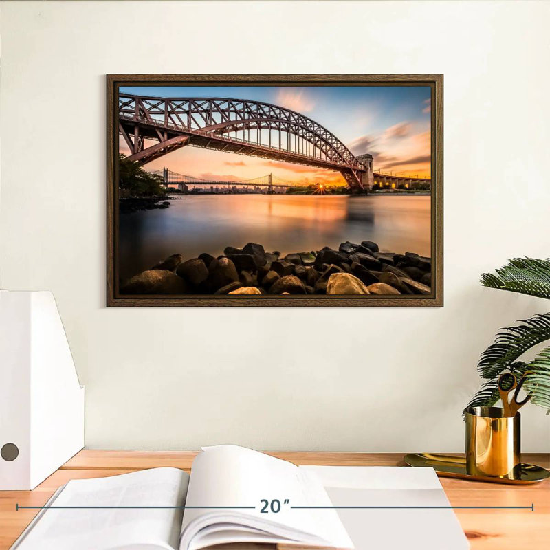 Pont Triboro au coucher du soleil, 13 po x 9 po, Cadre flottant en noyer