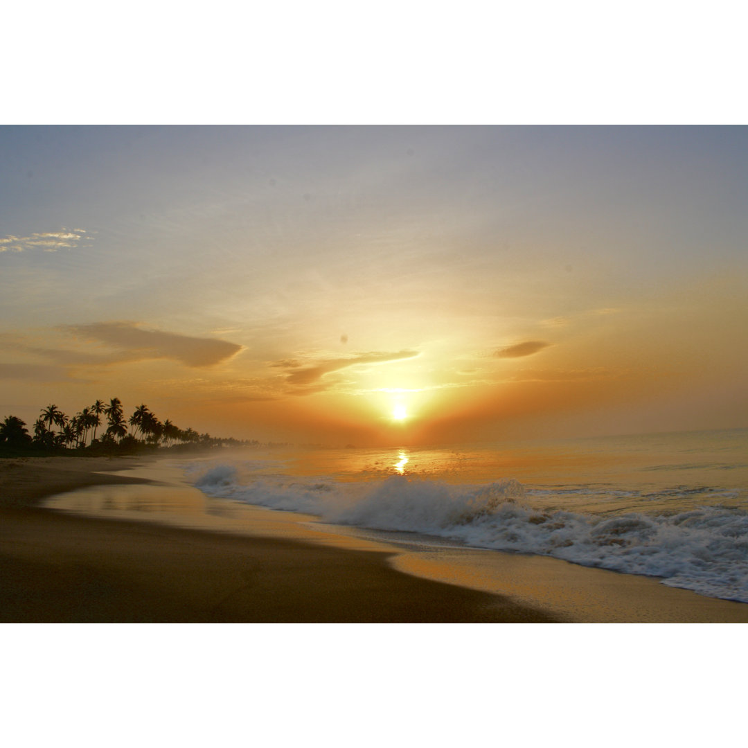 Sonnenaufgang am Strand in Ghana - Leinwandbild