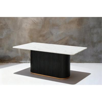 Table de salle à manger 69 pouces rectangulaire en faux marbre, base en métal noir Wave avec garniture dorée, sièges 4-6 pour la cuisine et la salle à manger
