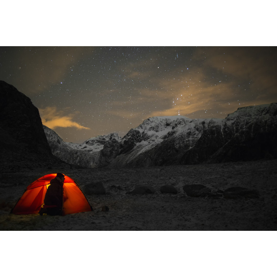 Einsamer Camper mit Blick auf den Sternenhimmel von DieterMeyrl - Ohne Rahmen auf Leinwand drucken