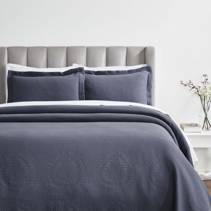 Peploi Medium Weight Jacquard Matelasse Floral Wreath 3 Piece Bedspread Set, Denim Blue, Full Bedspread + 2 Standard Shams