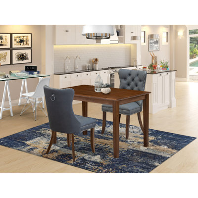 L'ensemble de table de salle à manger 3 pièces comprend une table rectangulaire en bois massif et 2 chaises Parson rembourrées en tissu de polyester, noyer antique