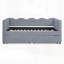 Lit de jour confortable en vichy avec deux tiroirs de rangement, port USB et adorable motif en forme de vague en tissu de lin-499321393-499321397