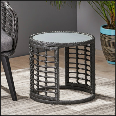 Table d'appoint TATIana durable et élégante, parfaite pour une utilisation intérieure et extérieure avec plateau spacieux et conception résistante aux intempéries.