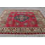 Le superbe tapis turc surdimensionné rehausse votre décor avec ses teintes rouges éclatantes et son charme organique