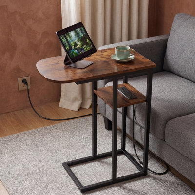 Table d'appoint rustique en forme de C brun avec station de charge
