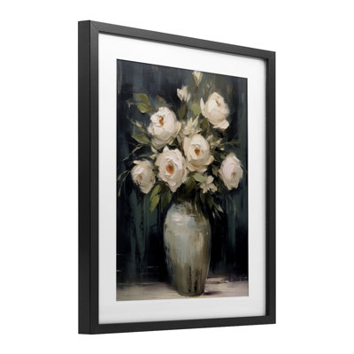 Roses blanches dans un vase foncé, reproduction encadrée sous verre, design par LSR Creative Studio