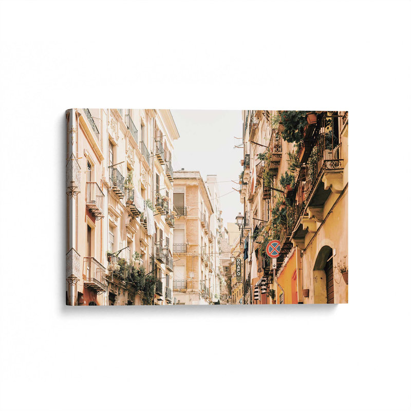 Alleyway Allure, reproduction sur toile, H 12 po x l 18 po x P 1,25 po, Toile tendue, 1