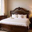 Ensemble de chambre à coucher grand lit en cerisier brun et bois doré - Ensemble de 3 pièces avec 2 tables de chevet-131006863