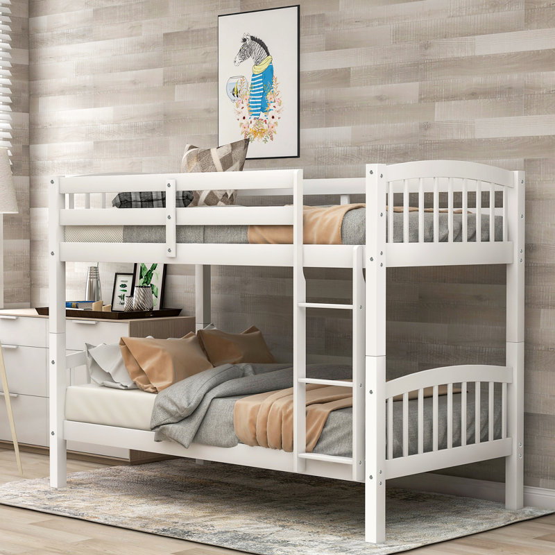 Lit simple au-dessus d'un lit superposé avec espace blanc pour utilisation intensive