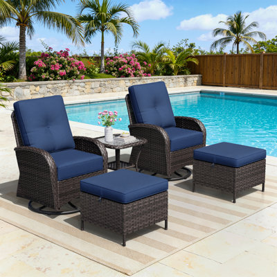 Ensemble de patio extérieur en osier pour 2 personnes avec chaises, repose-pieds, table d'appoint et coussins bleus