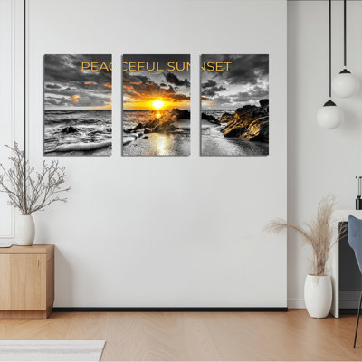 Ensemble de 3 toiles murales représentant un paisible coucher de soleil sur l'océan, idéal pour la décoration du salon et de la chambre.