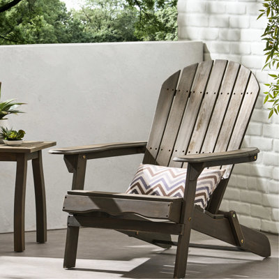 Chaise pliante grise en bois pour un usage extérieur, avec fonction