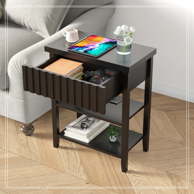 Table de chevet cannelée avec station de charge, table de chevet de ferme avec tiroir et 2 tablettes de rangement ouvertes, table d'appoint moderne pour la chambre à coucher, petit vestibule, noir