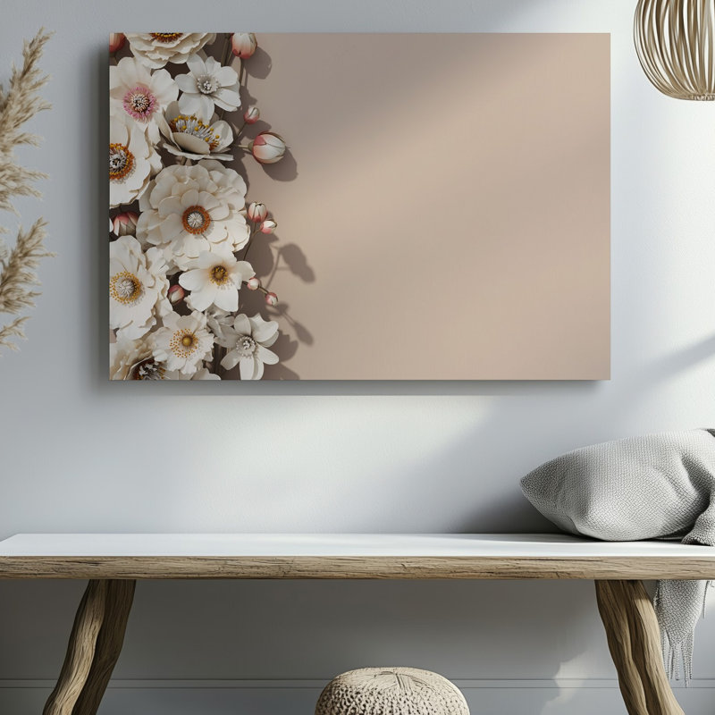 Toile, composition florale douce et éthérée avec délicates fleurs blanches crémeuses, H 30 po x l 40 po