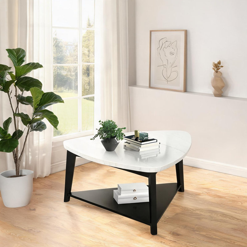Table basse avec plateau triangulaire en marbre et rangement inférieur, blanc et noir jais, 40 po x 40 po