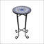 Table d'appoint de patio avec un élégant carrelage et des détails à volutes, résistants aux intempéries et durables pour une utilisation extérieure