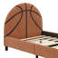 Un lit plateforme simple avec un design sportif, avec un revêtement inspiré du basketball