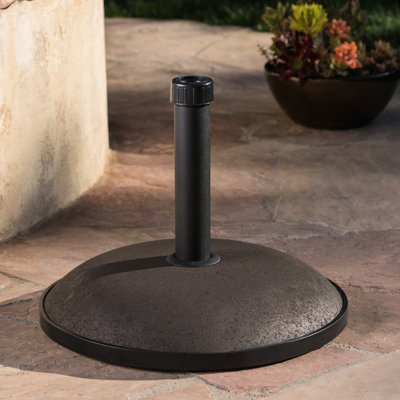 La base de parasol en béton de 66 lb, offre une base stable pour un parasol de 10 pieds, des livres résistants bruns, supporte des parapluies jusqu'à 10 pieds,