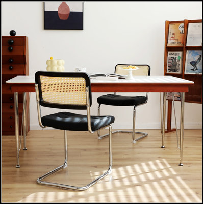 Ensemble de 2 chaises de salle à manger de style moderne du milieu du siècle, revêtues de velours, avec anneau de tirage en forme de tête de lion, pieds dorés et garniture cloutée.