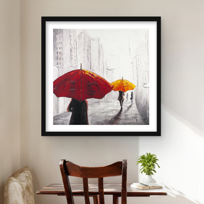 «Passersby with Umbrellas», reproduction d'art encadrée