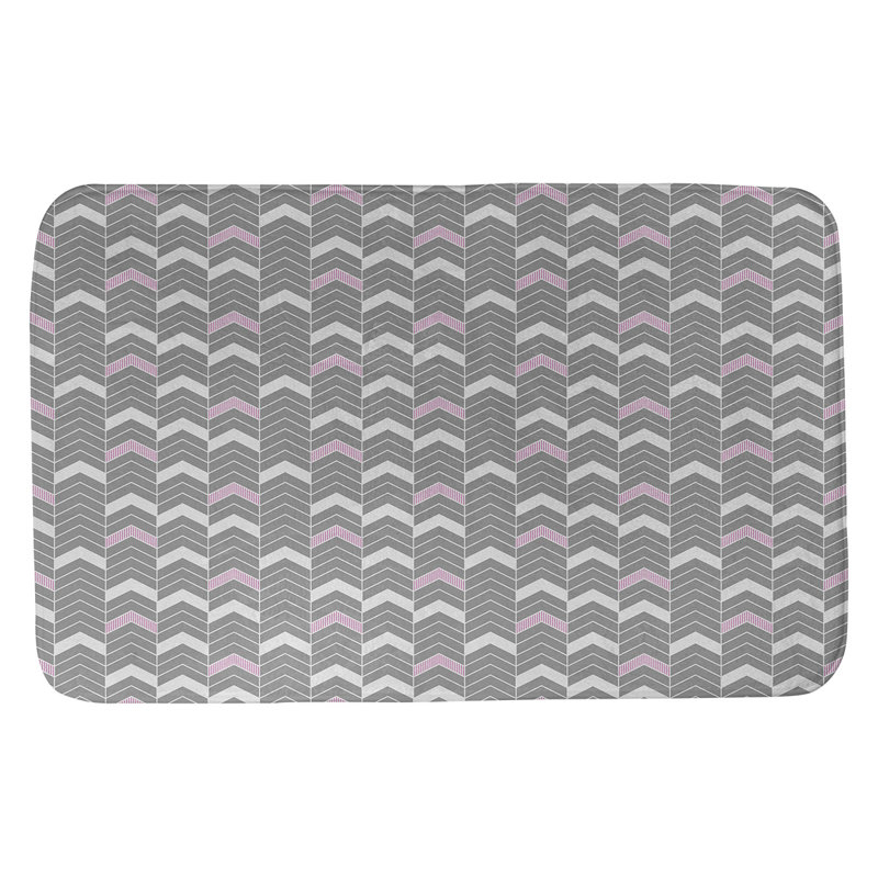 Tapis pour salle de bain lineed chevrons Stephenie, l 21 po x L 34 po, Rose